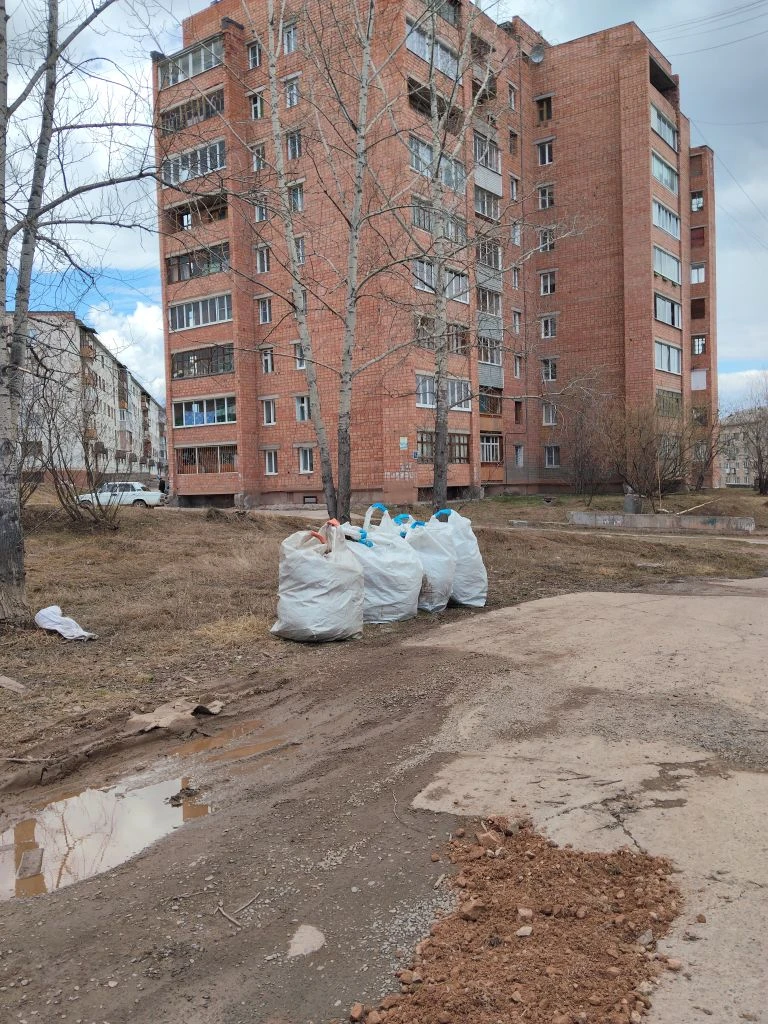 В предверии Дня Победы, проводили работы по уборки придомовых территорий, не все дома у...
