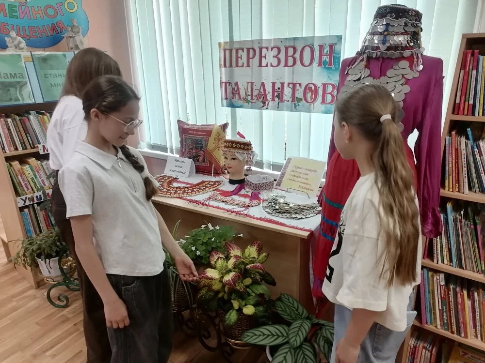 17 мая в Ашинской детской библиотеке прошла выставка «Перезвон талантов», где можно был...