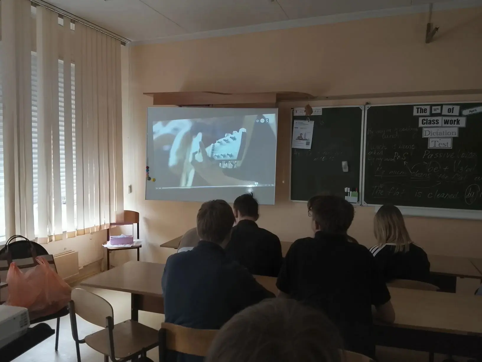 В понедельник, 20 апреля, в МАОУ гимназия 13 прошли очередные занятия цикла «Разговоры о важном». Се
