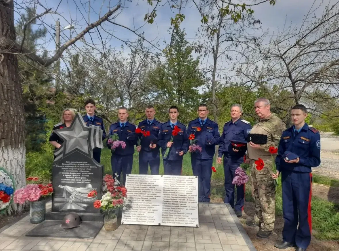 На улице Пивоварова города Каменск‑Шахтинский прошло торжественное возложение цветов к ...