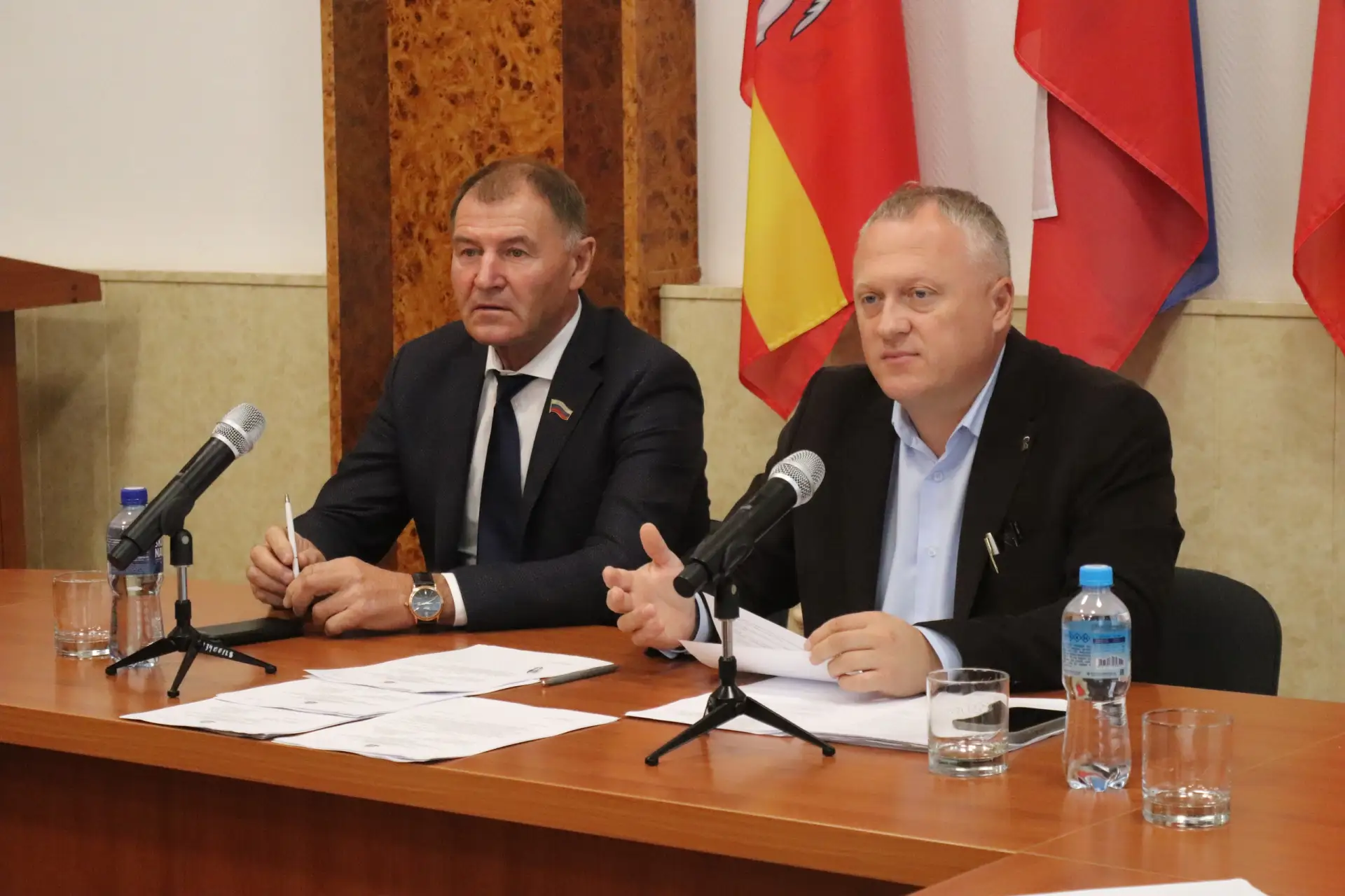 📌 Глава Агаповского округа Артём Яхимович провёл очередное аппаратное совещание. В цен...