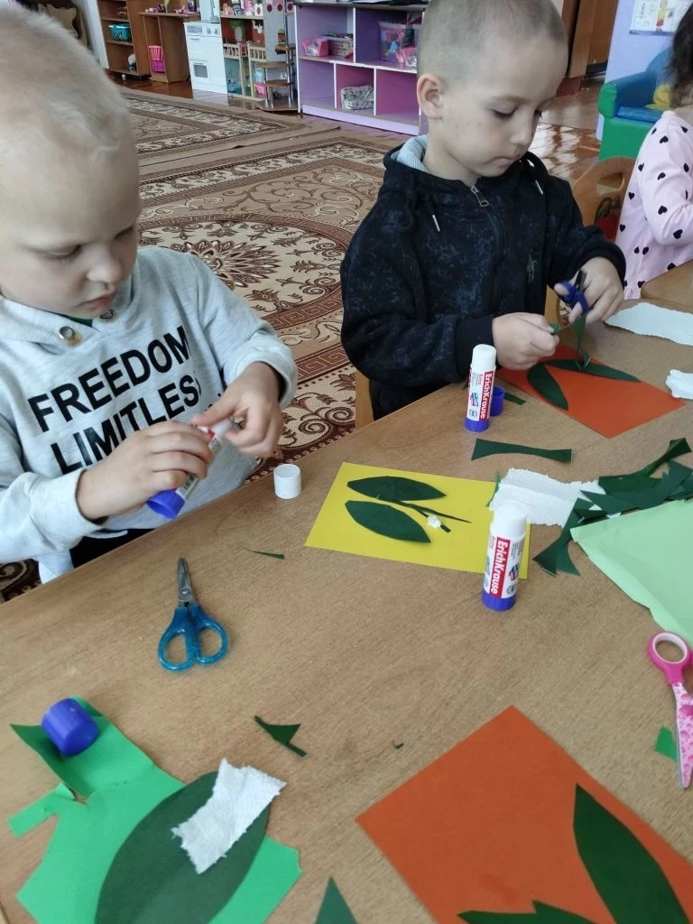 Аппликация в средней группе на тему "Ландыши".