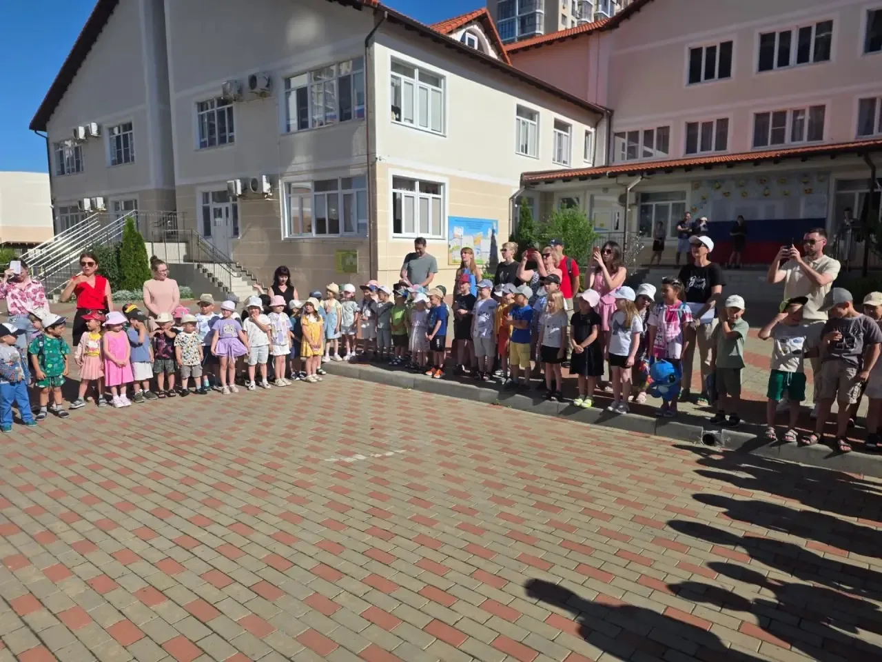 16.06.2026
Алексеевское СКО 

С торжественной церемонии поднятия флага, началась новая неделя в д/с 