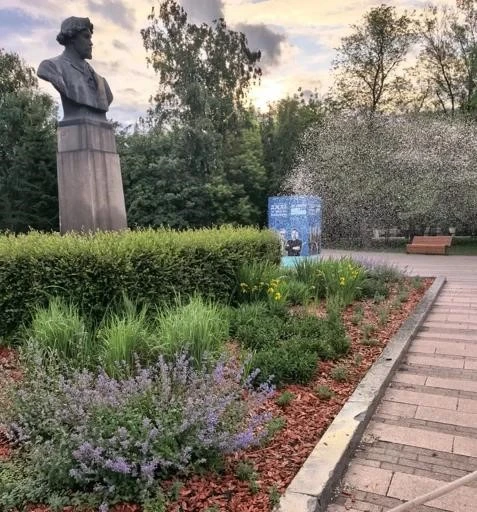 В Красноярске озеленители восстановили клумбы в трех скверах и обратились с просьбой к ...