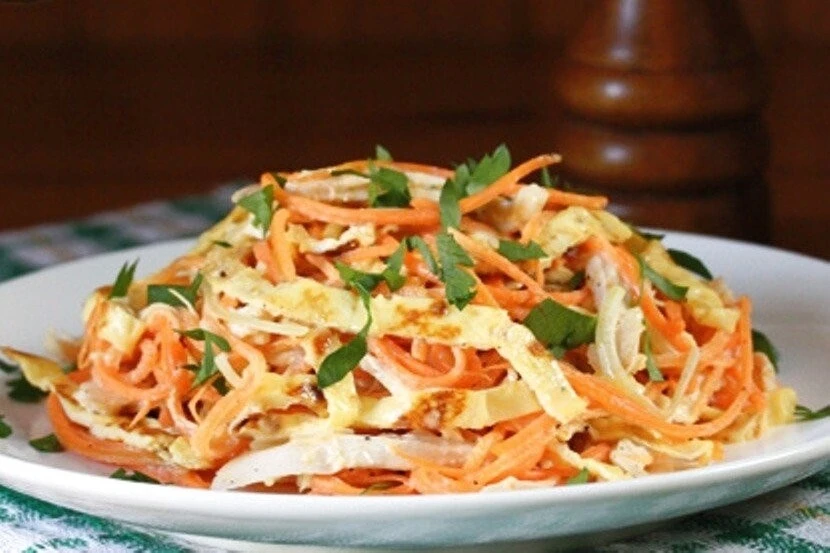 САЛАT С КУPИЦЕЙ И MОРKОВЬЮ