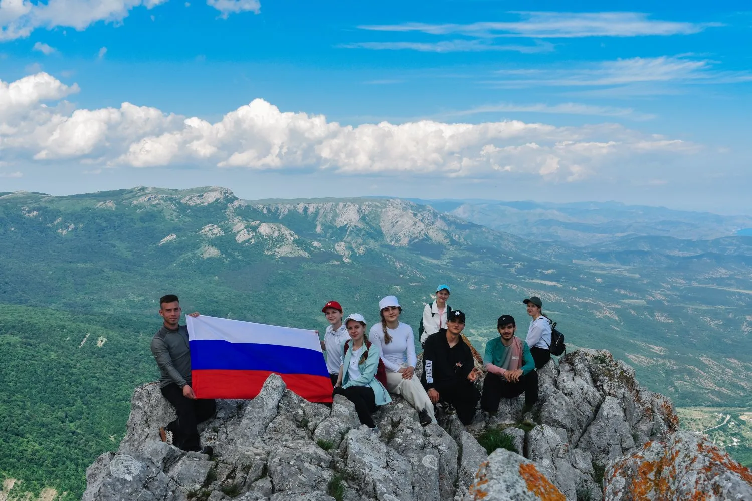 Участники Студенческого турклуба «Крымский Малахит» прошли путь к жемчужине крымских гор. 
 
Студент