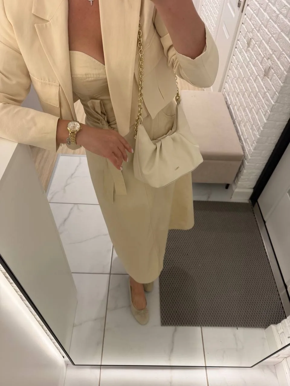 Образы июнь ☀️ 

Тренч Vladislavashop
Платье Emka
Укрроченный пиджак Reserved 
Джинсы Mango
Золотые 
