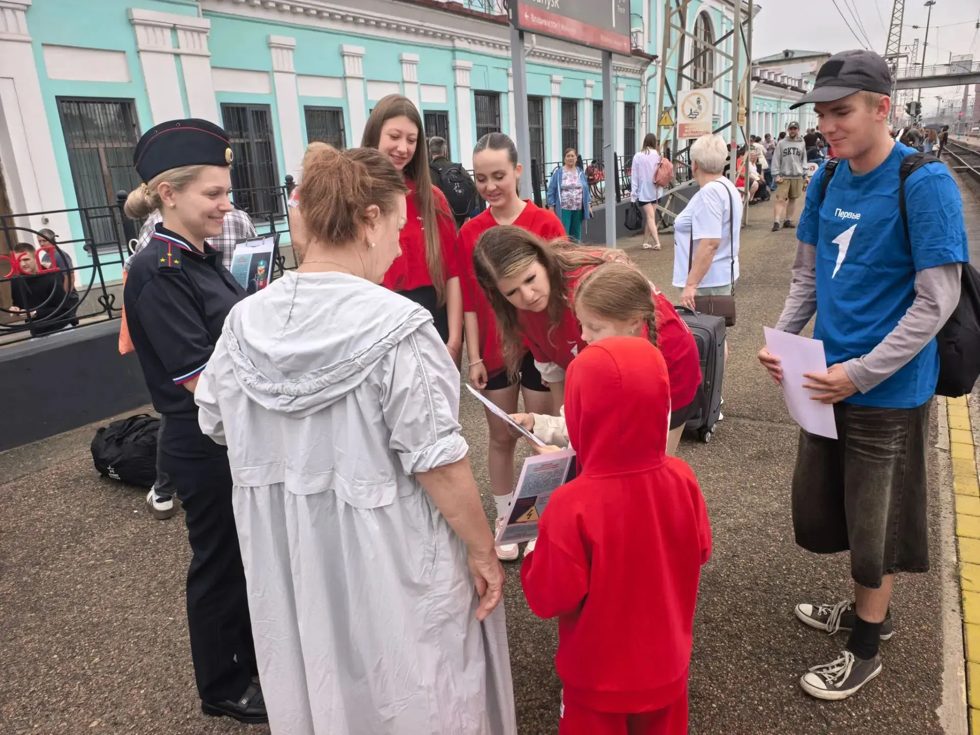 Десятки жителей и гостей города ознакомили с правилами безопасности на железной дороге ...