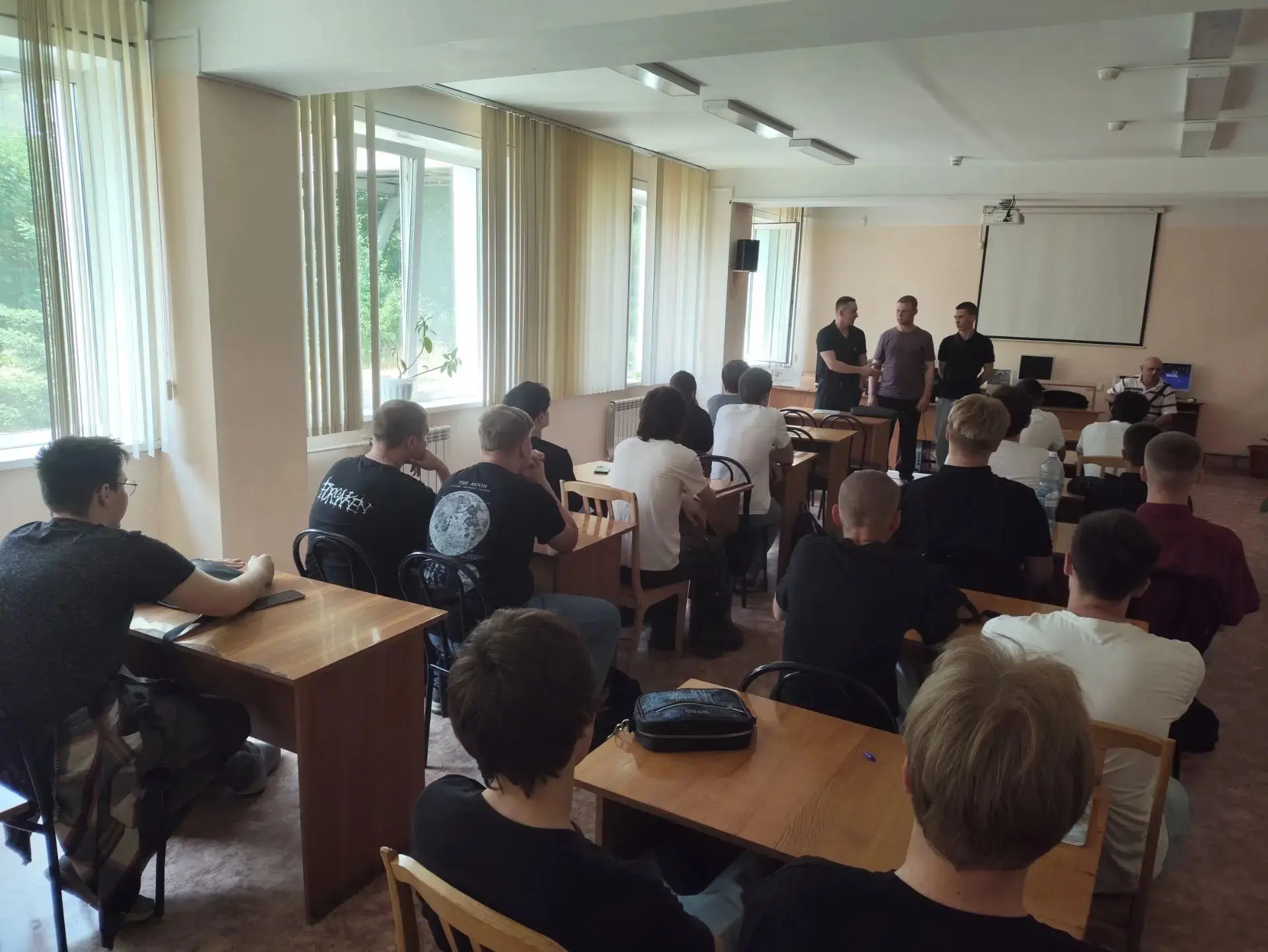 Представители ОПК встретились со студентами-техниками.
Прошла встреча для студентов направления «Мон