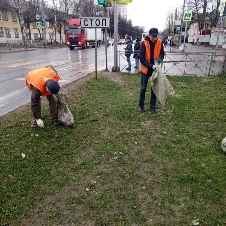 🌧️ Вы думаете, помощники города испугались утреннего дождя и не вышли на субботник? А вот и нет! 🌧️ 