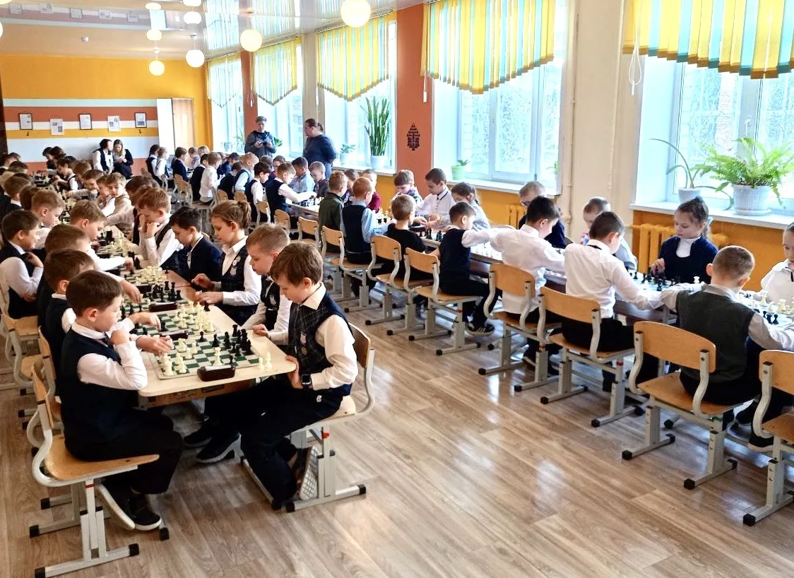 Турнир по шахматам среди учеников 2-х классов школ Кировского района ♟️🧑🏻‍🤝‍🧑🏼  Сегодня юные шахмати