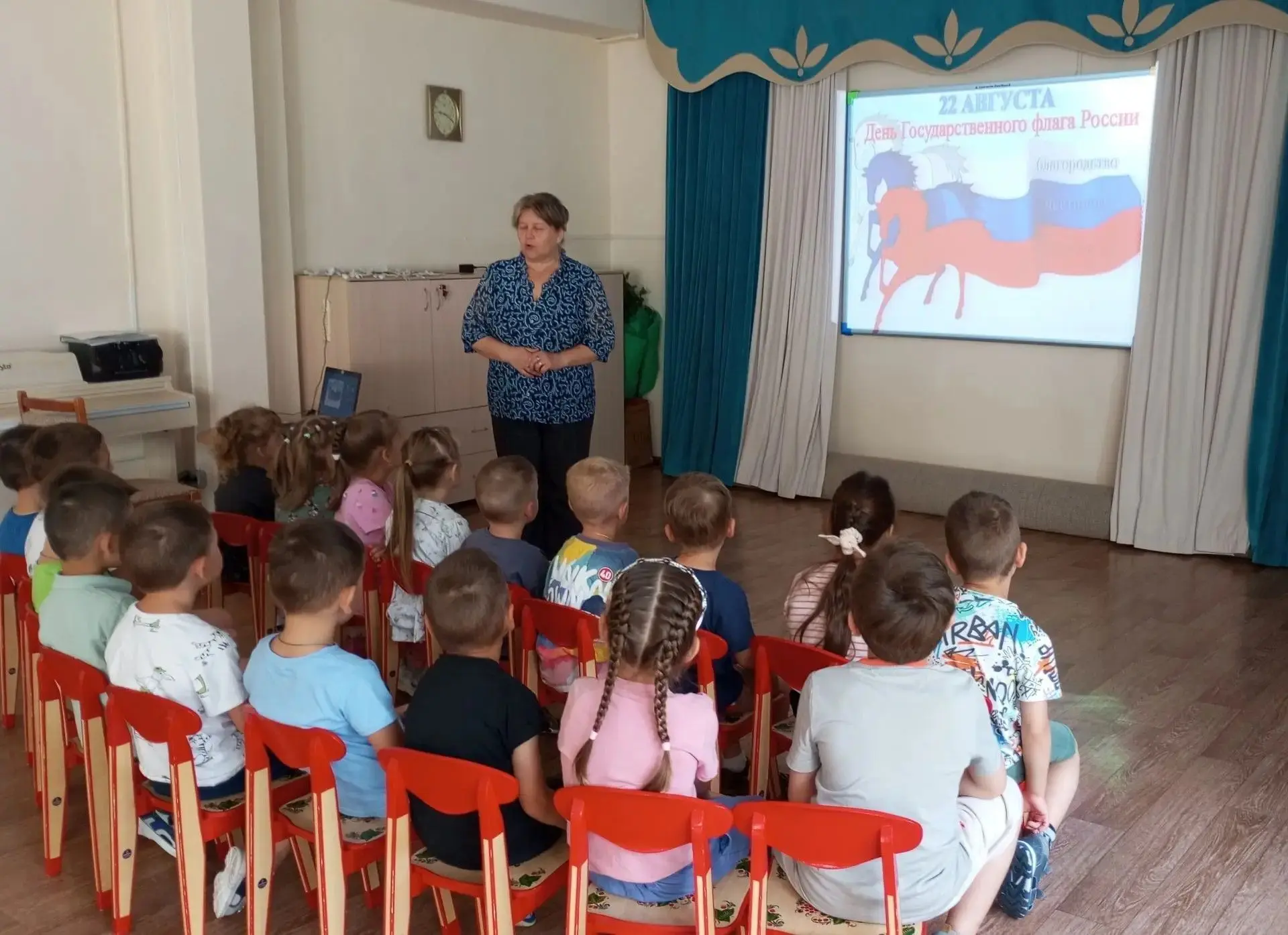 В нашем детском саду продолжается участие в акции «Храним символы страны», направленной...