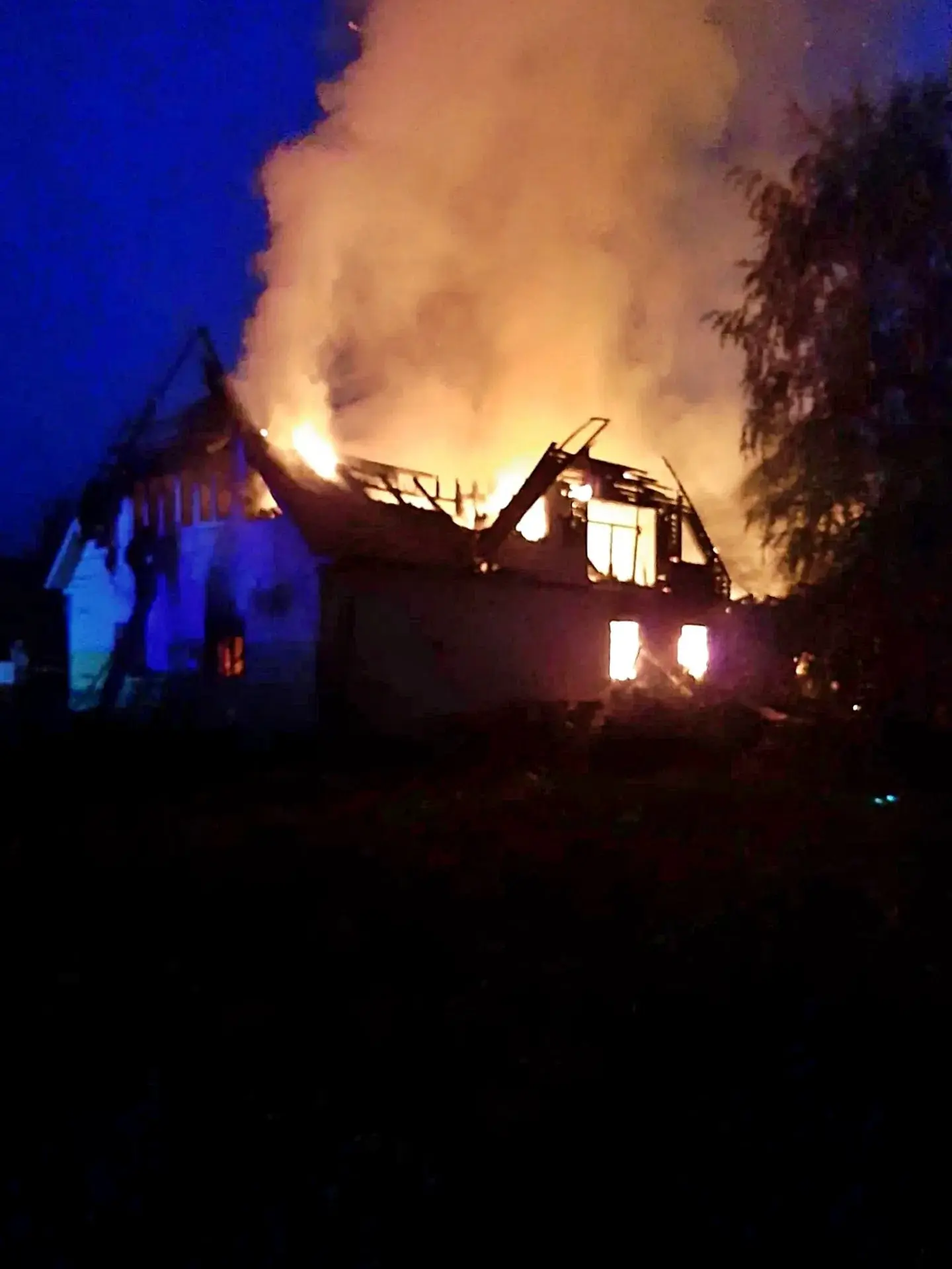 🔥 В Вельском округе из горящего дома эвакуировали 9-летнего ребёнка

28 июля в 22:24 в Систему-112 