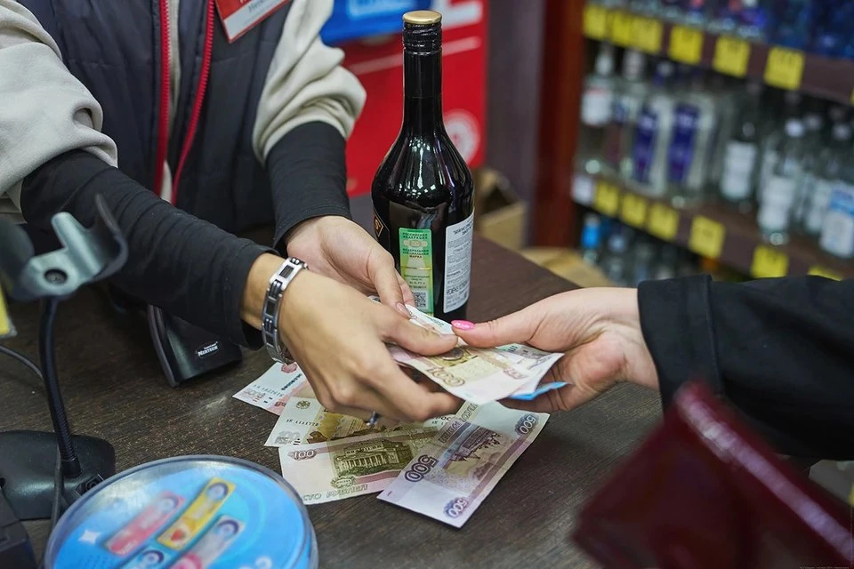🚨 Двое мужчин выпили водку в магазине и были задержаны