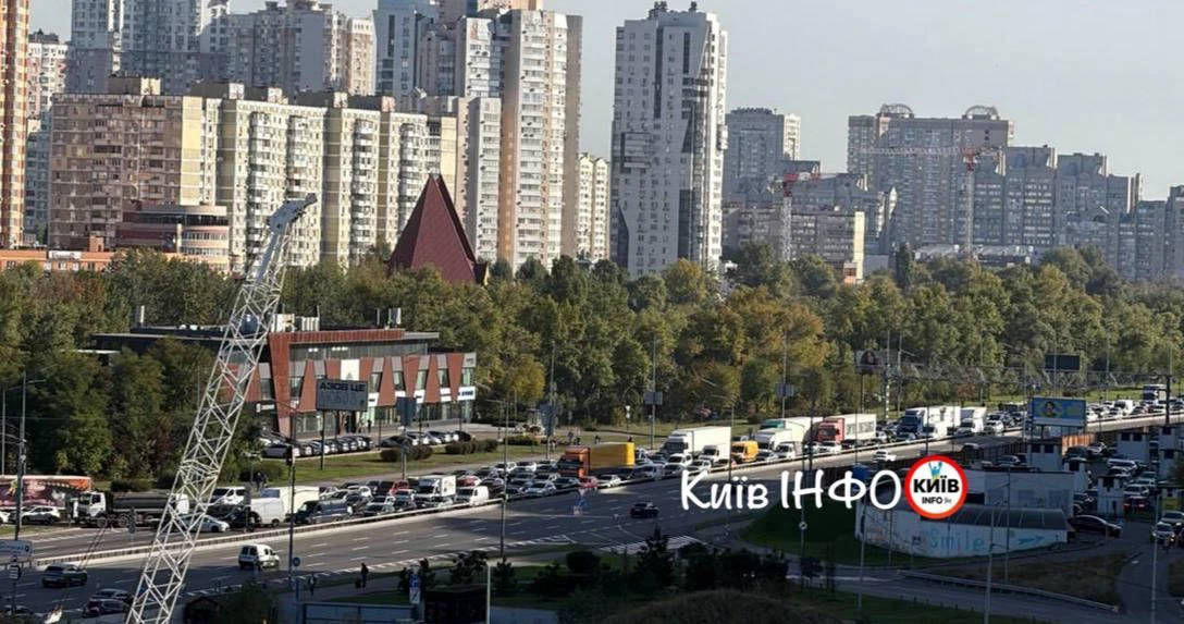 В Киеве произошел транспортный коллапс на фоне удара ВС РФ по автожелезнодорожному мост...