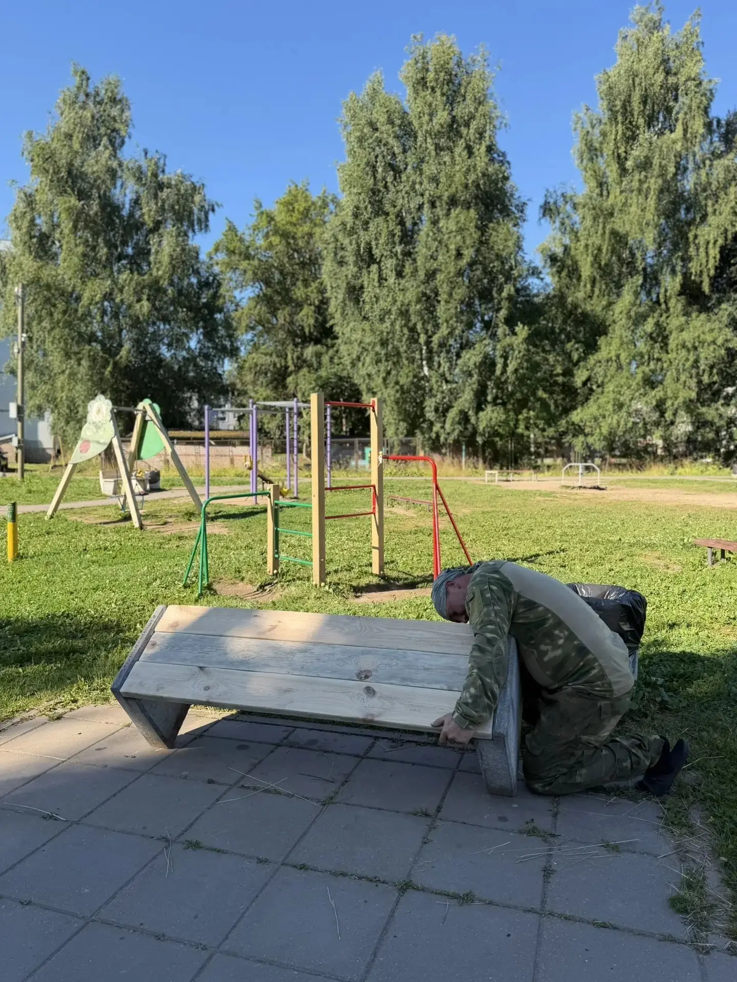 В Подберезье привели в порядок скамейки у детской площадки