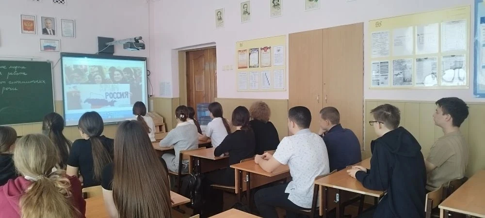🇷🇺 КРЫМСКАЯ ВЕСНА: МЫ ВМЕСТЕ! 🤝✨  Сегодня, 18 марта, в МАОУ «Гимназия №34» прошли тематические класс