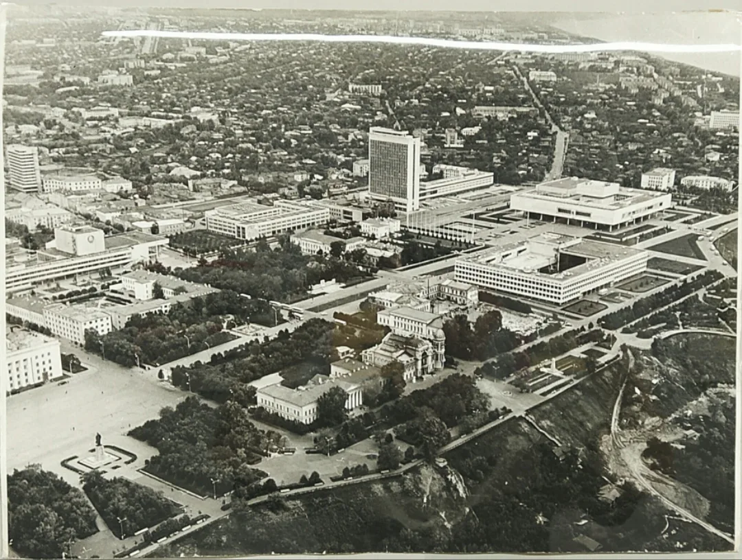🏛️ Вид на Ленинский мемориал, 1975
