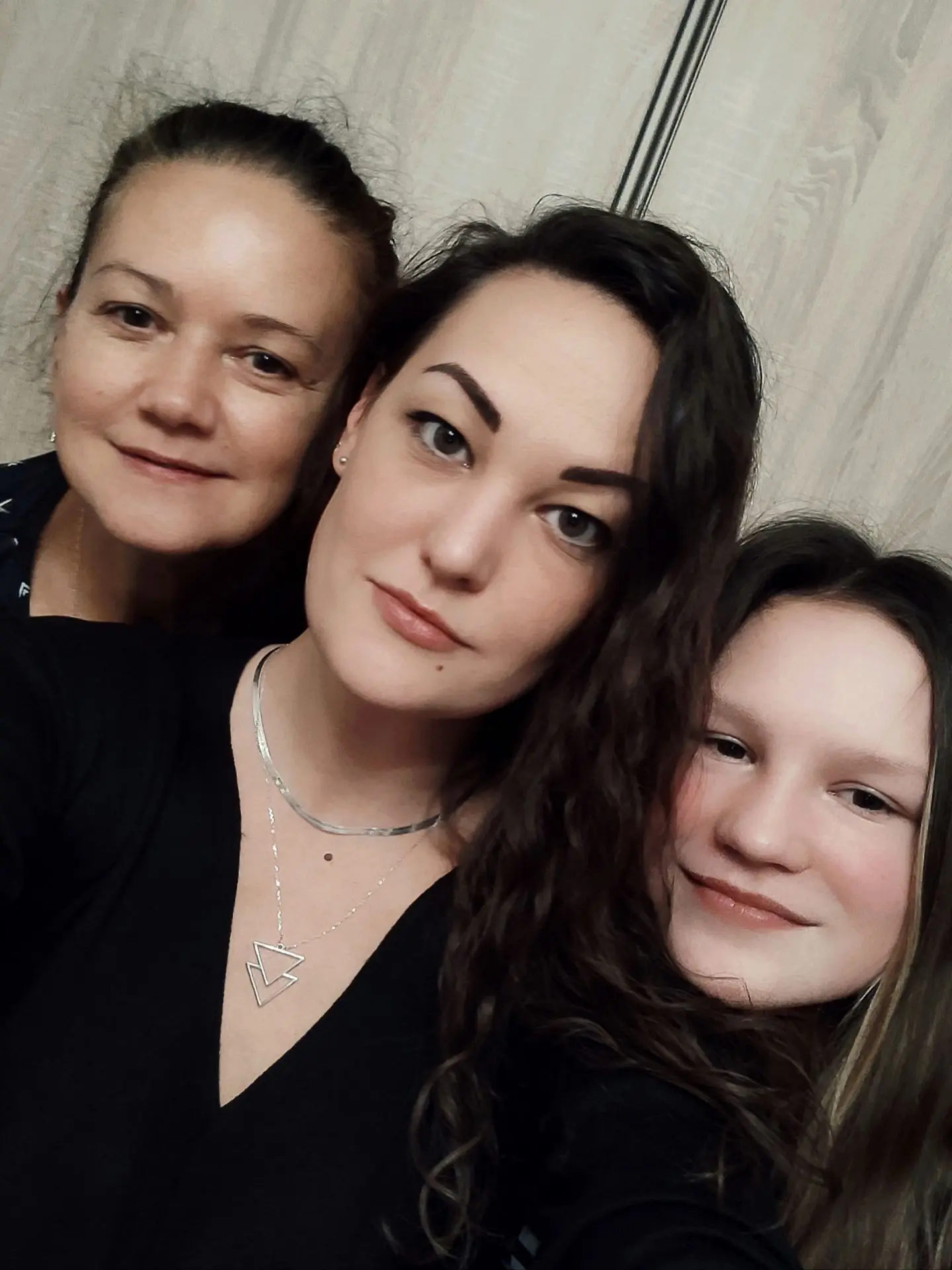 Одна из частых трудностей в отношениях с мамой - инверсия ролей или парентификация.