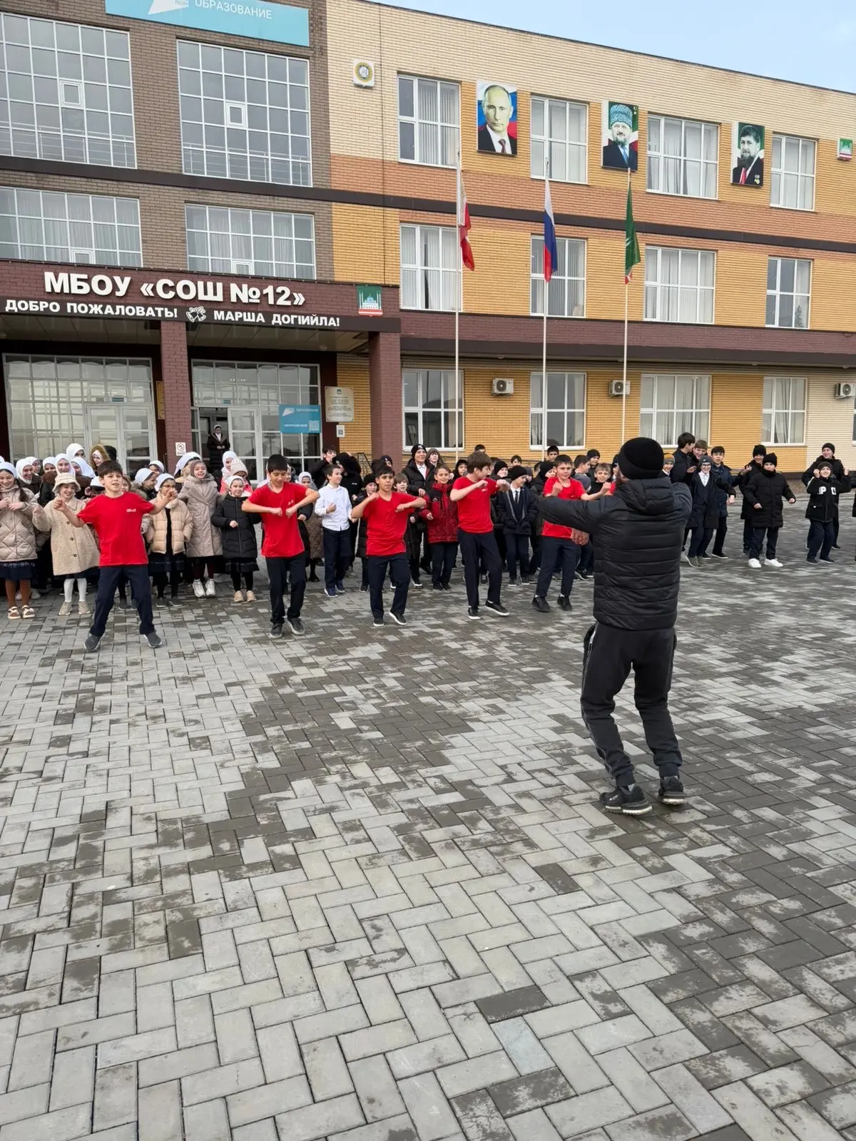 Во дворе  12 школы была организована утренняя зарядка, на которой ребятам посчастливилось заниматься