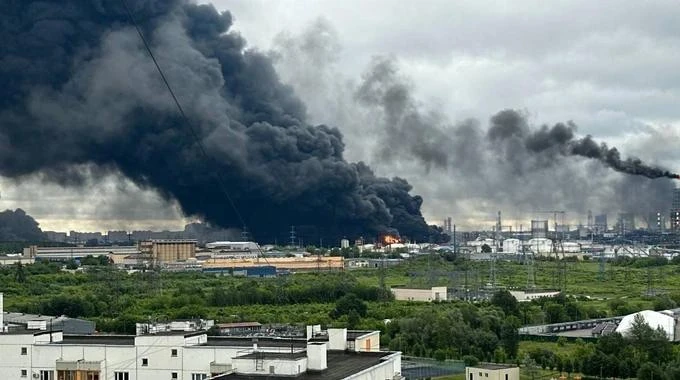 В результате атаки беспилотников на Московский НПЗ вышел из строя блок переработки нефти «Euro+», пи
