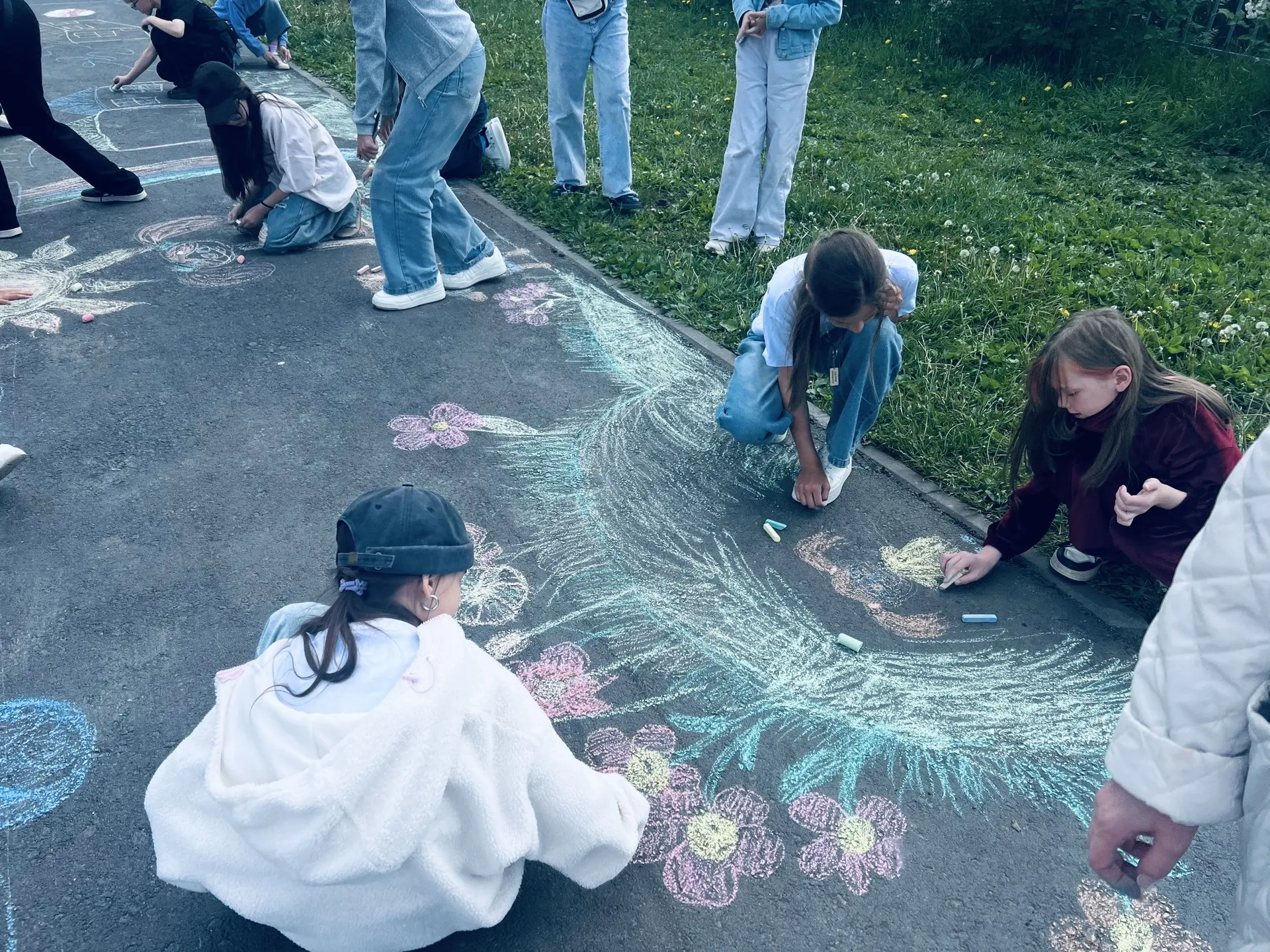 🎨 Конкурс рисунков на асфальте «Счастливое детство».

❤️ 1 июня, в Международный день защиты детей,