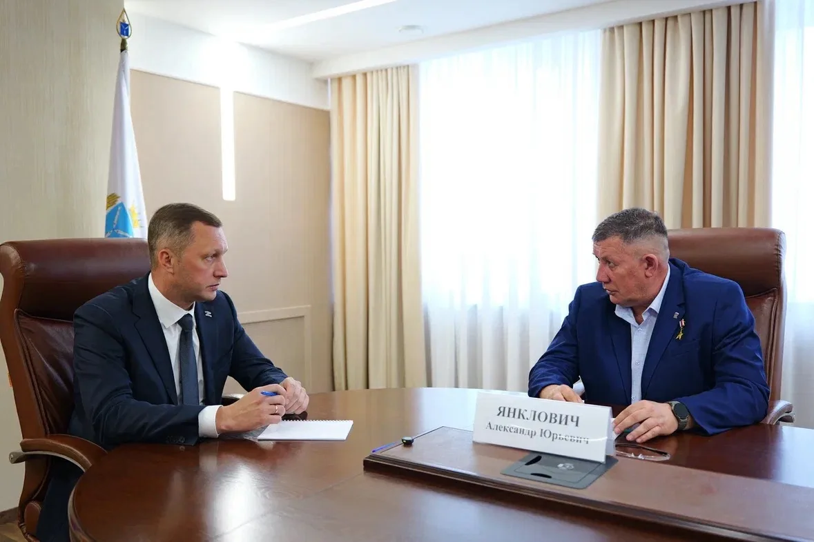 С депутатом областной думы от партии «Единая Россия», Героем России Александром Янклови...