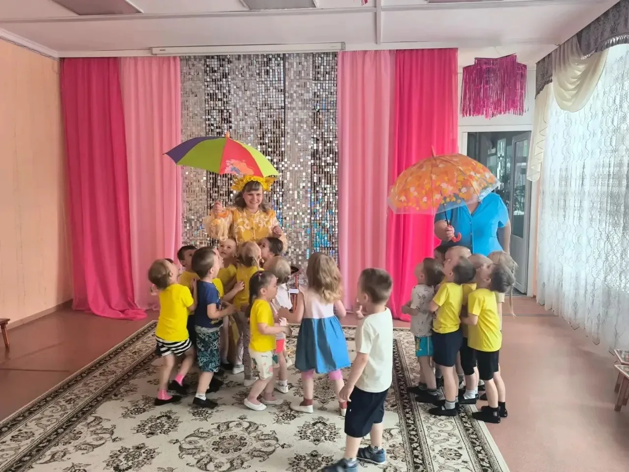 ☀️24 июня у  малышей из группы 10 прошло яркое и солнечное развлечение «В гости Солнышко зовём»! 
Де
