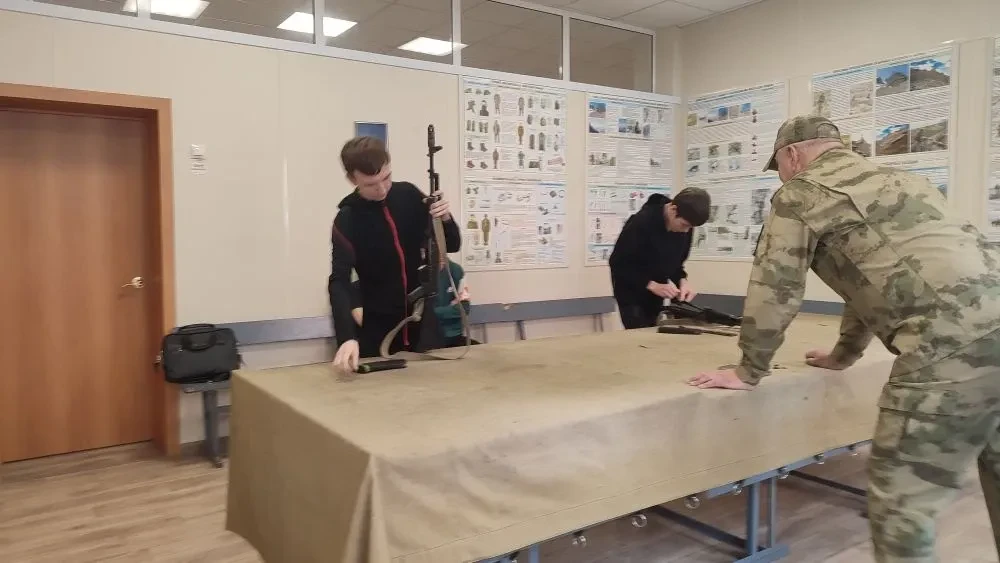На страже Родины с юных лет: в школе №9 им. А. С. Пушкина прошел отборочный этап «Зарницы 2.0»   В н
