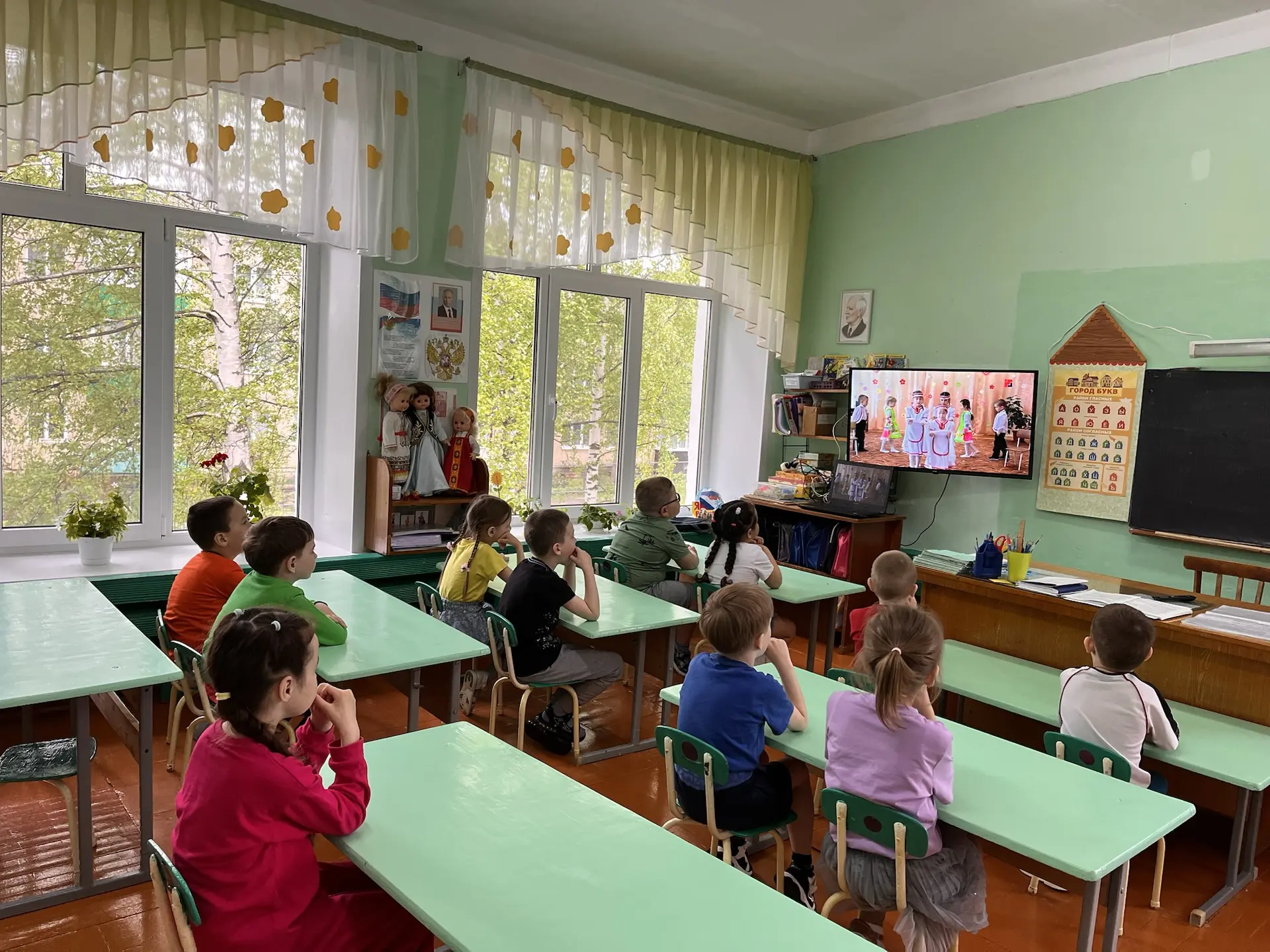 Детишки старшей группы познакомились с марийскими танцами. Посмотрели фрагменты из конц...