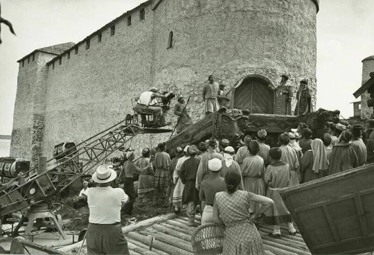 🎬 На съемках фильма «Садко», 1947 год.

Наши группы:
Советское кино
Эстрада СССР
Ностальжи - Вспомн