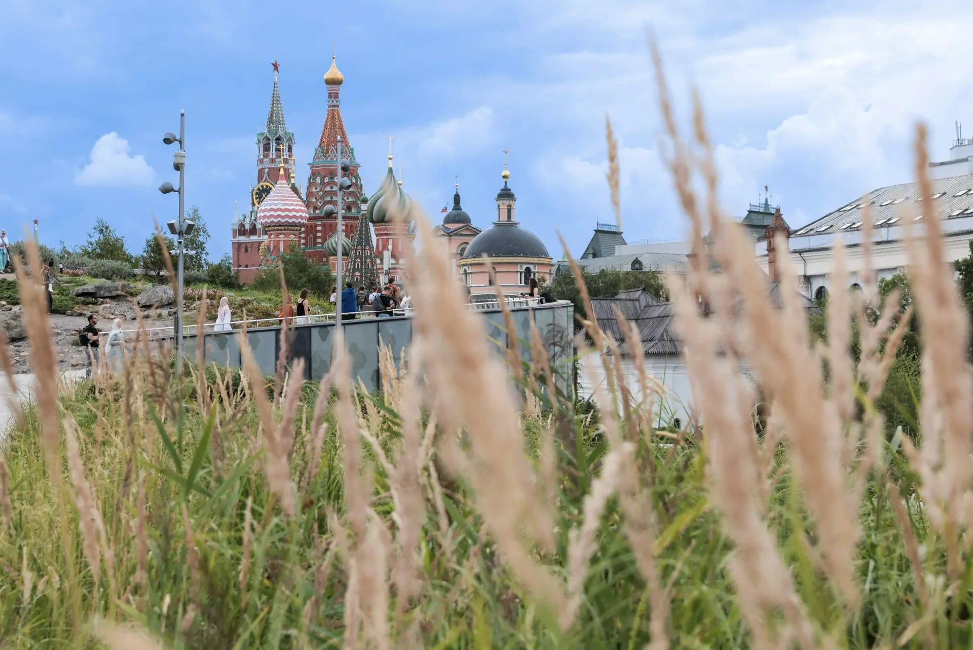 Вторник: до +27°, дождь, гроза, местами порывистый ветер. 

Не забываем зонтики и дождевики!

#Заряд