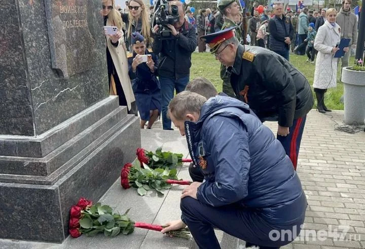 Губернатор Александр Дрозденко, члены правительства Ленобласти и другие участники шествия “Бессмертн