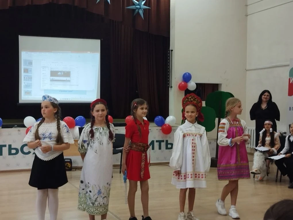 ✨ В Губернаторском лицее прошла творческая защита «Моя Россия — моя страна»! ✨  25 мая наши четверок