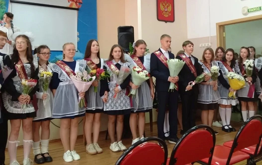 Вчера в школе прошел праздник прощания со школой, и для ребят прозвучал Последний школь...