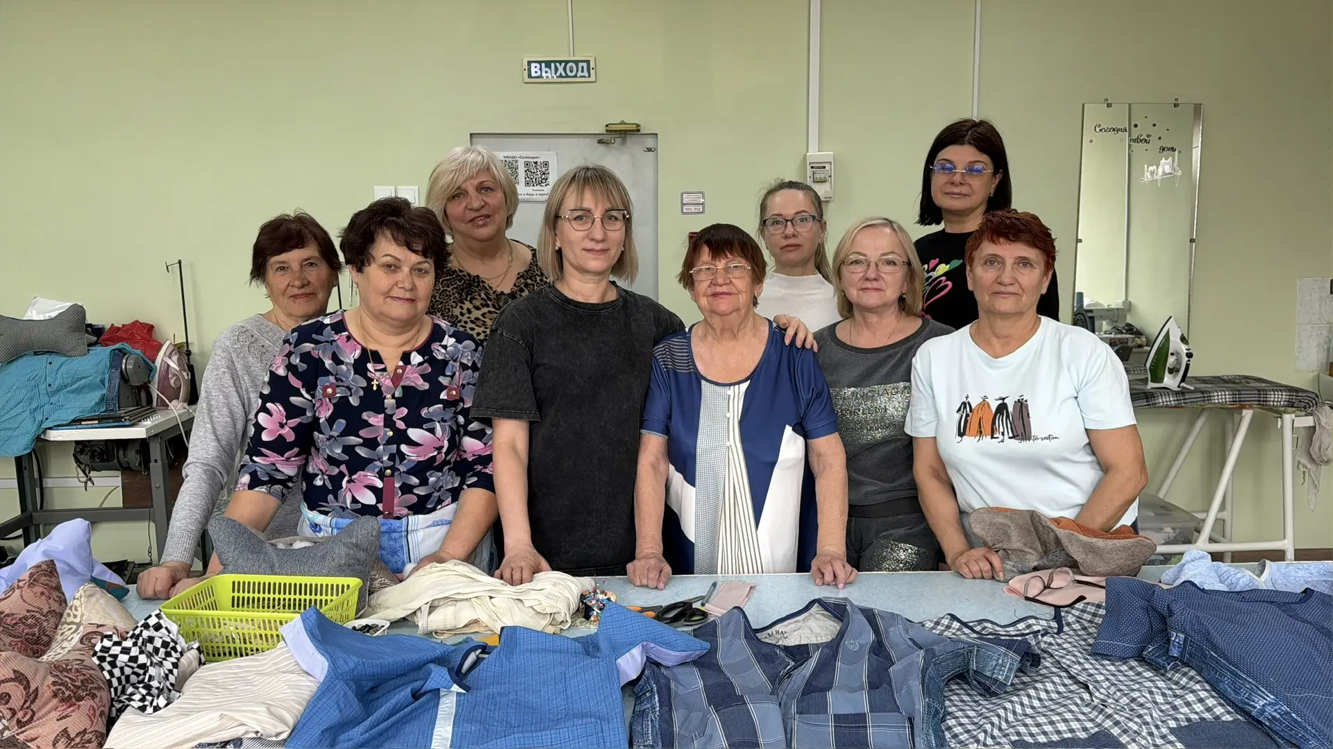 Русская женщина коня на скаку остановит, в горящую избу войдет.
