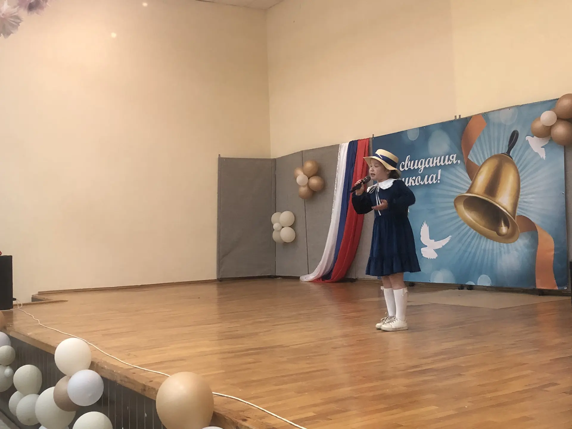 Страхова Арина исполнила песню «Леди-совершенство», на фортепиано играла Герасимова И.Н. и её ученик