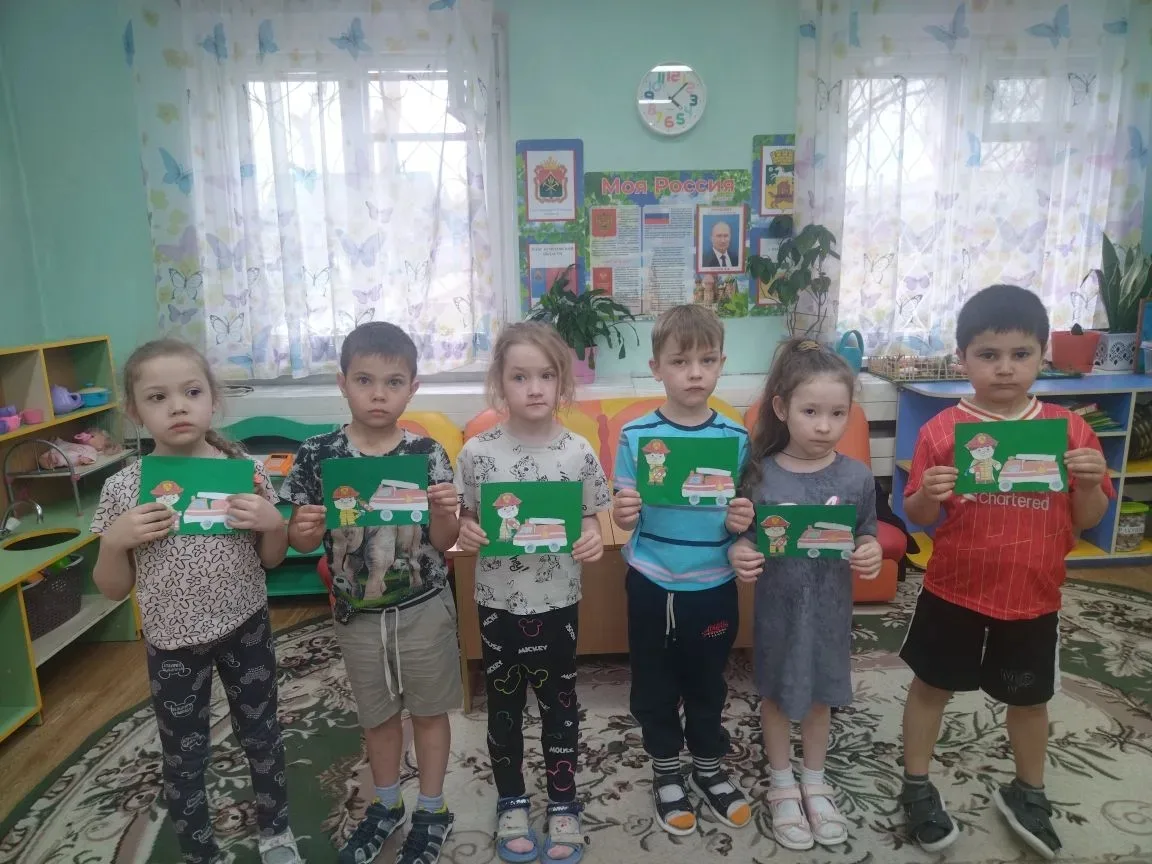 У машины — красный цвет,