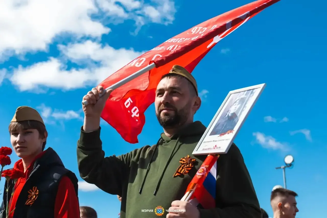 В Чебоксарах состоялась торжественная церемония возложения цветов к Вечному огню  Об этом рассказал 