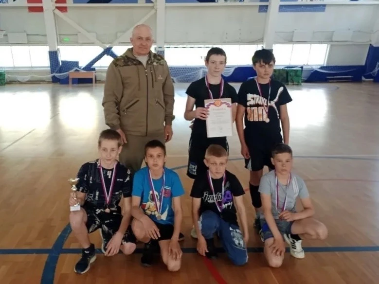 🏐 Бронза на межрайонных соревнованиях по волейболу!

17 мая в р.п. Залари прошли межрайонные соревн