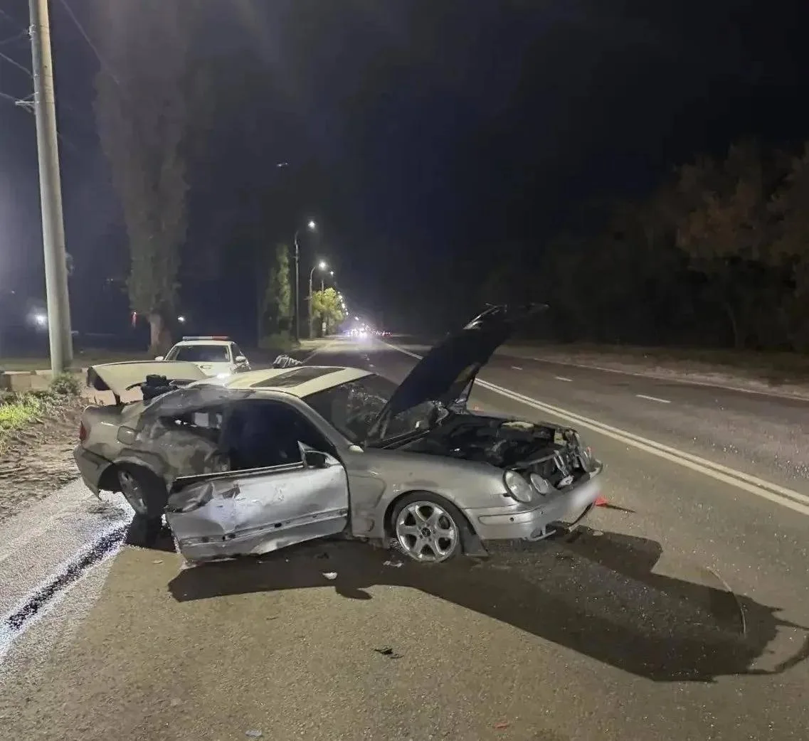 ⚡️ В Воронеже Mercedes врезался в фонарный столб — пострадали два человека
