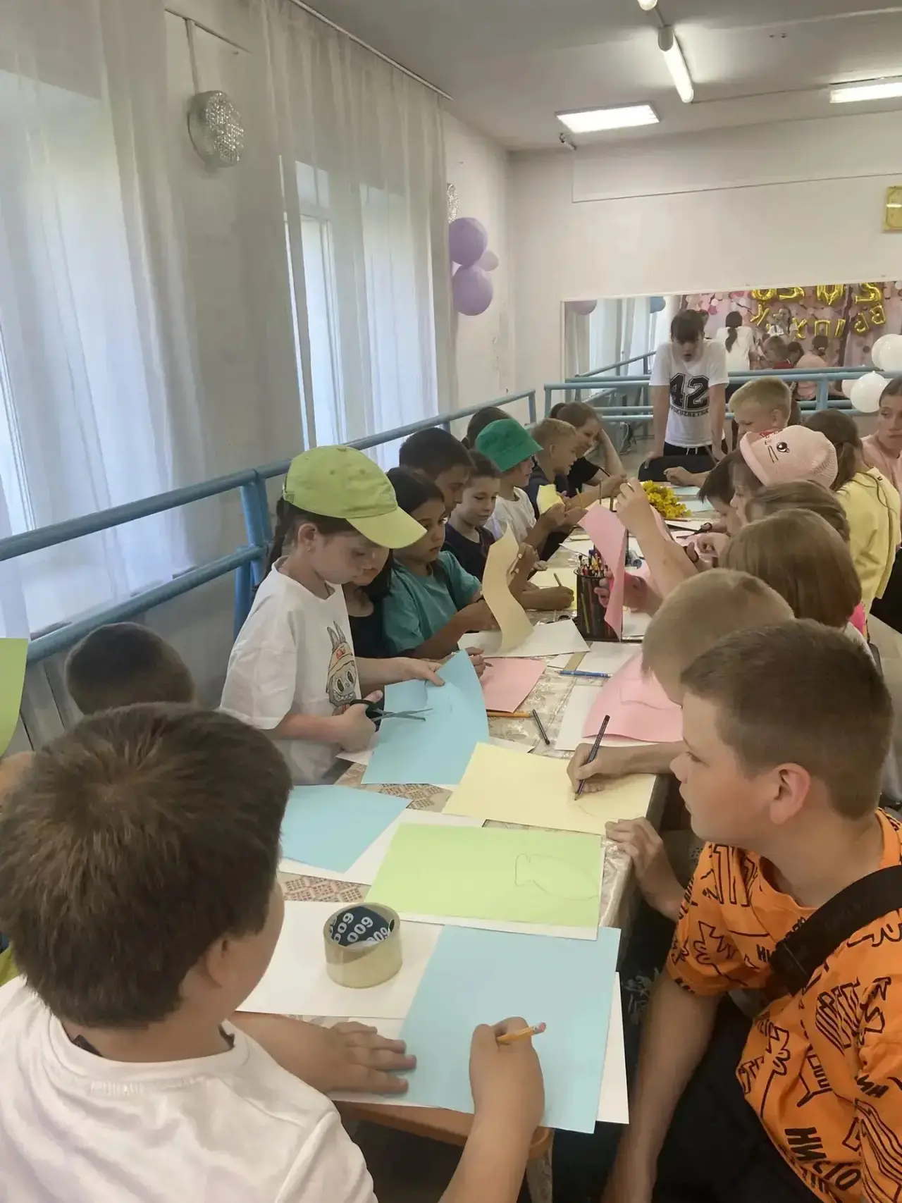Сегодня ребята посетили Детскую школу искусств . Педагоги подготовили для школьников интересный маст
