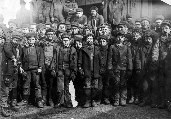 Историческая фотография группы детей шахтеров в одной из угольных шахт США, 1910 г. Сни...