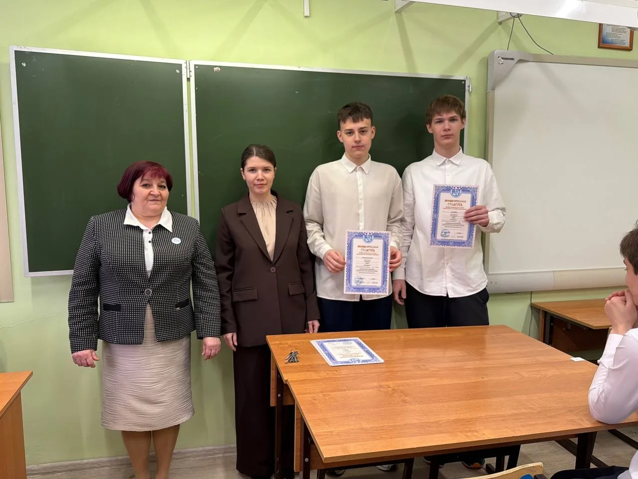 Сегодня в нашей школе прошла общешкольная линейка 🇷🇺✨  Поднятие государственного флага Российской Фе