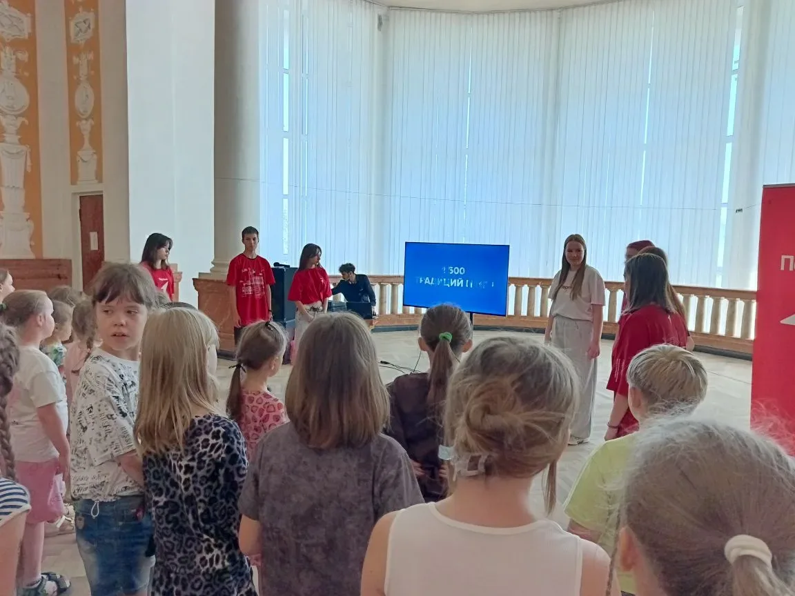 Весело проводим время с Первыми 💫

🌟 Ребята из пришкольной площадки "Пятнашки" алчевской школы №15