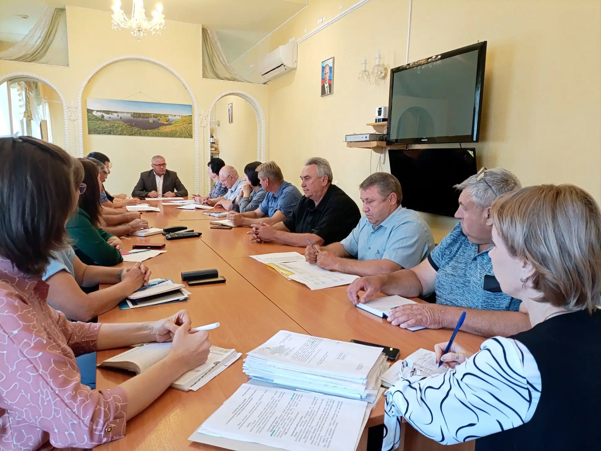 Глава Мучкапского округа Михаил Коростелев провёл рабочее совещание по подготовке к выб...