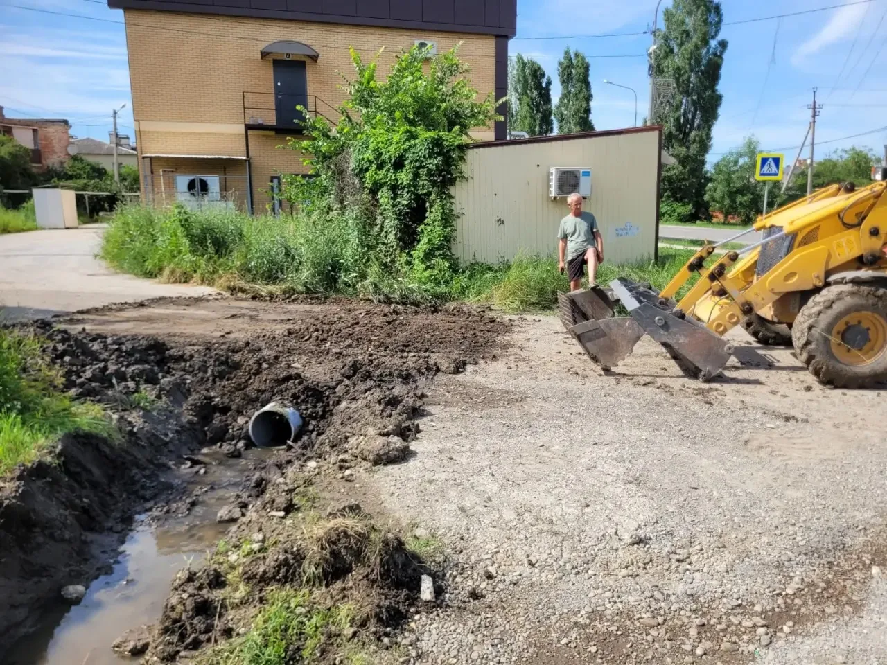 Выполнение работ по чистке придорожного кювета и укладке водопропускной трубы, ул. Первомайская