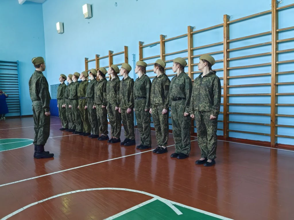 Шаг в будущее: Смотр строя и песни в честь Дня Защитника Отечества! 🌟