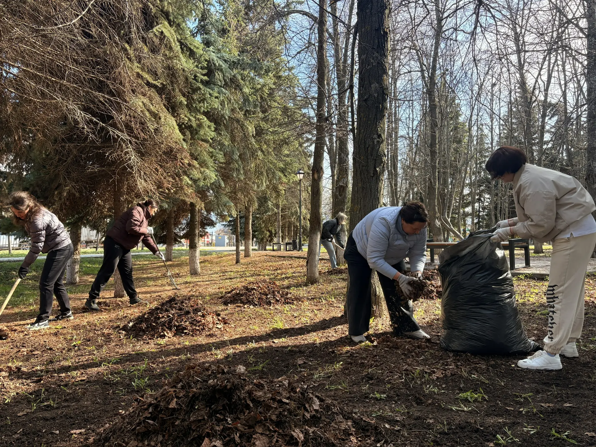 Весна — время наведения чистоты 🌿  На субботник вышли сотрудники Совета и Исполнительного комитета Л