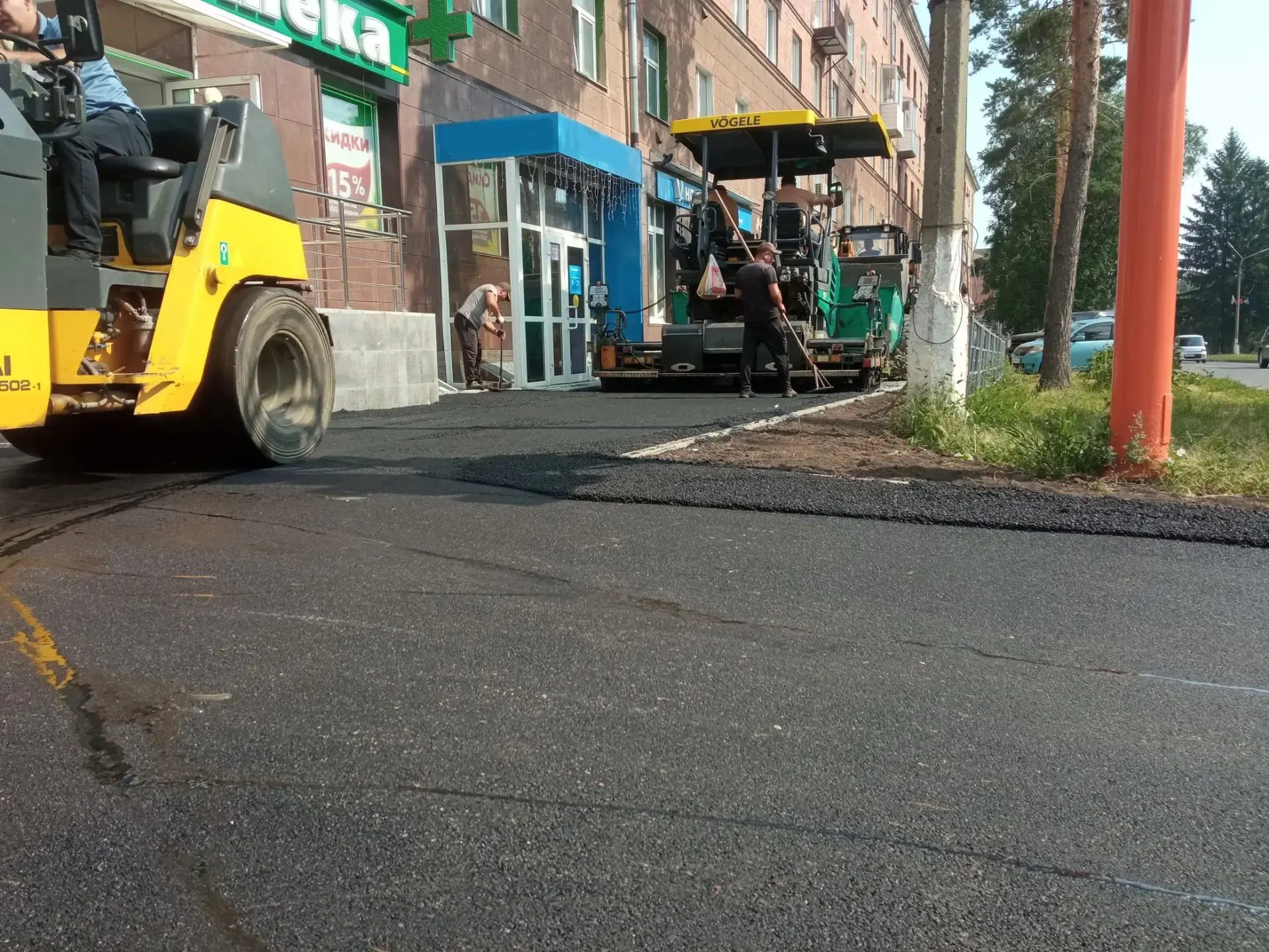 Приступили к укладке асфальта на Московской. Завершаем работу по благоустройству тротуа...